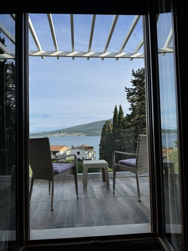 amforaproperty.com/Luksuzna vila sa bazenom i pogledom na more ,Herceg Novi-Baosici (izdavanje na duzi period)