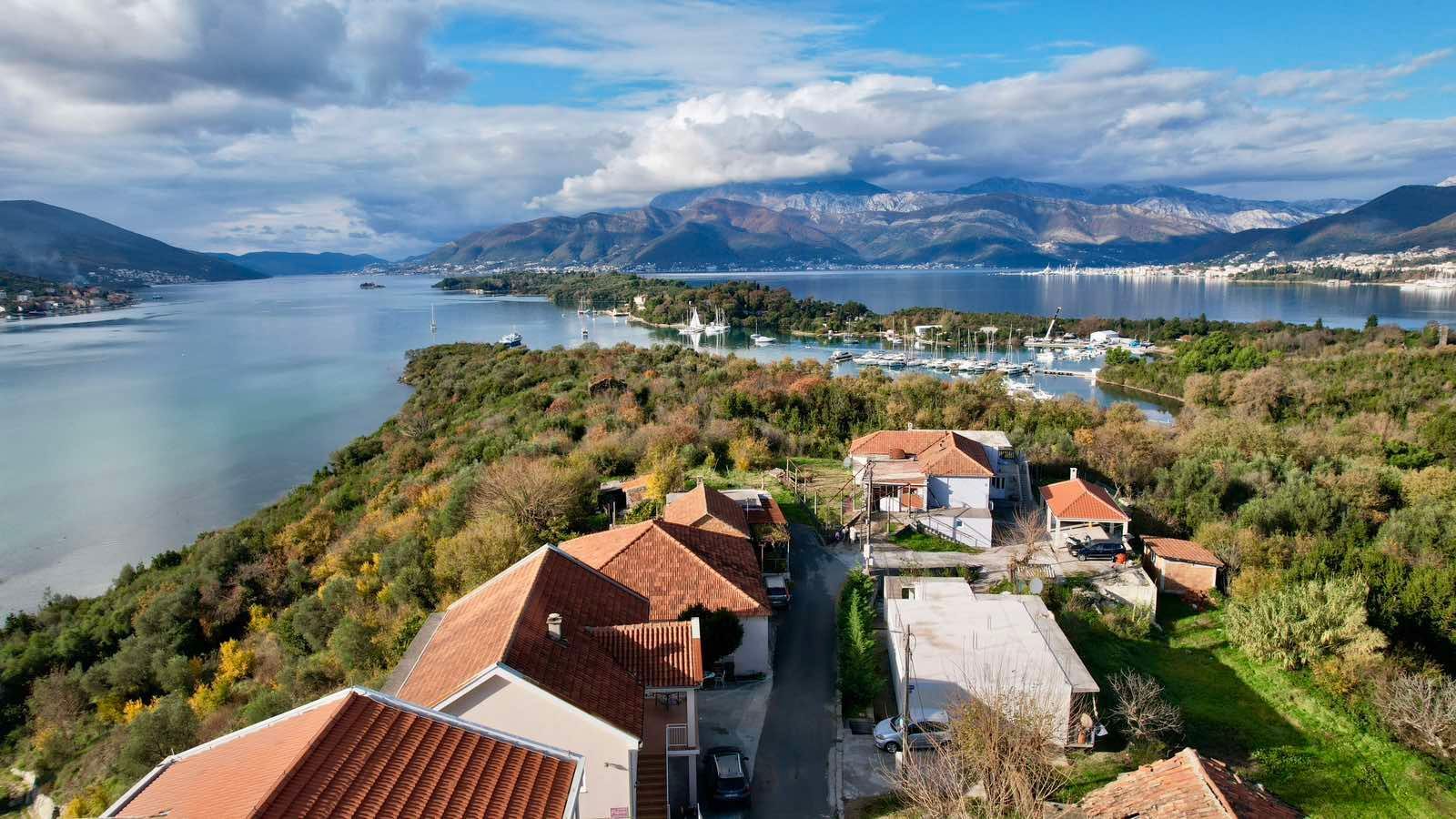 amforaproperty.com/Urbanizovan plac 3.789 m² s prelepim pogledom na more, Tivat-Mrčevac