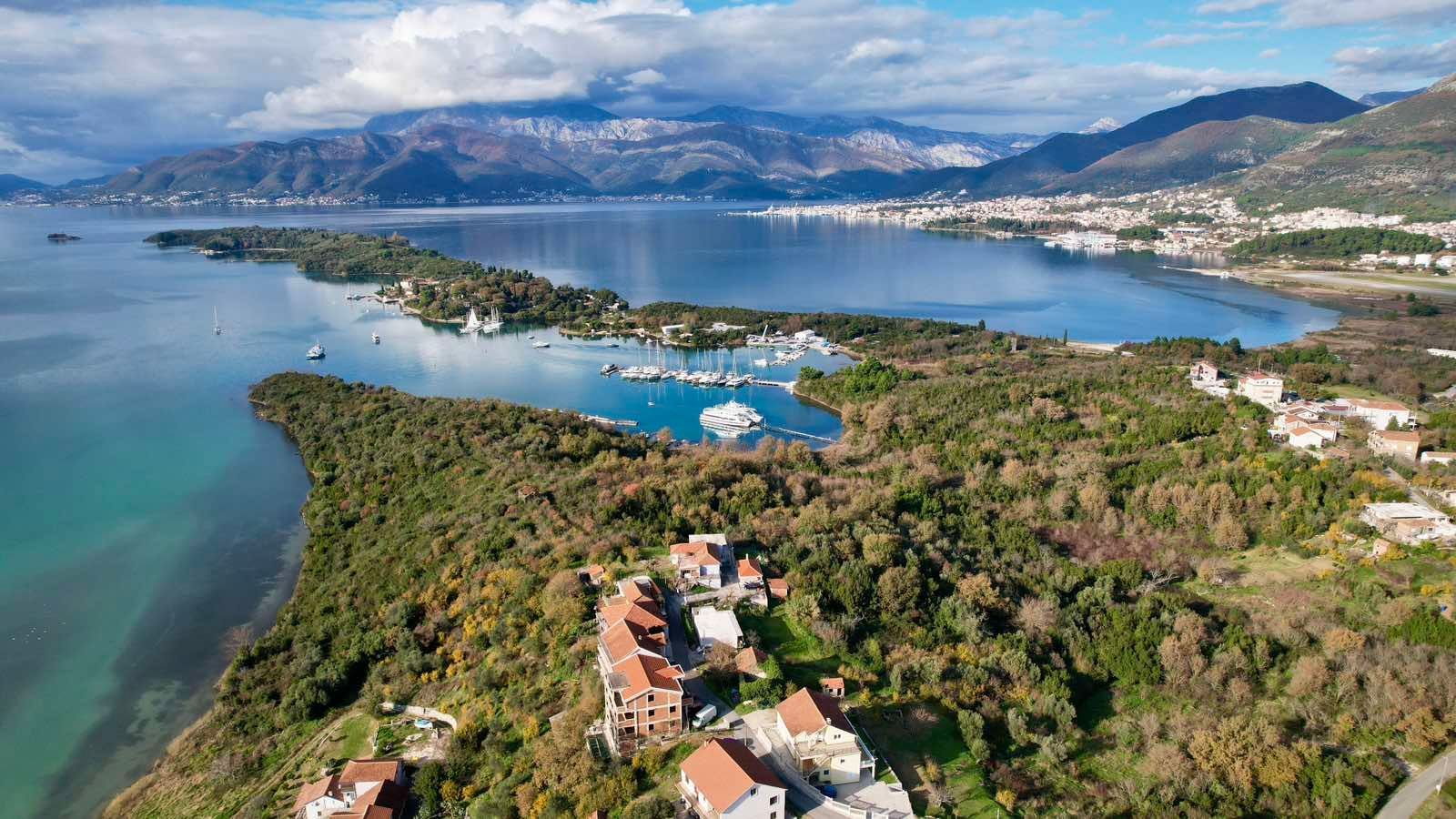 amforaproperty.com/Urbanizovan plac 3.789 m² s prelepim pogledom na more, Tivat-Mrčevac