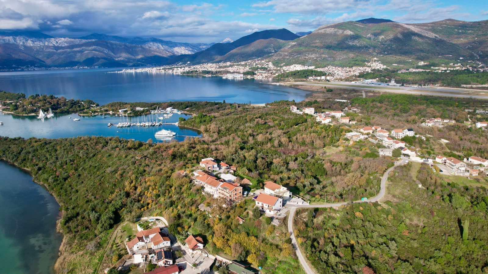 amforaproperty.com/Urbanizovan plac 3.789 m² s prelepim pogledom na more, Tivat-Mrčevac