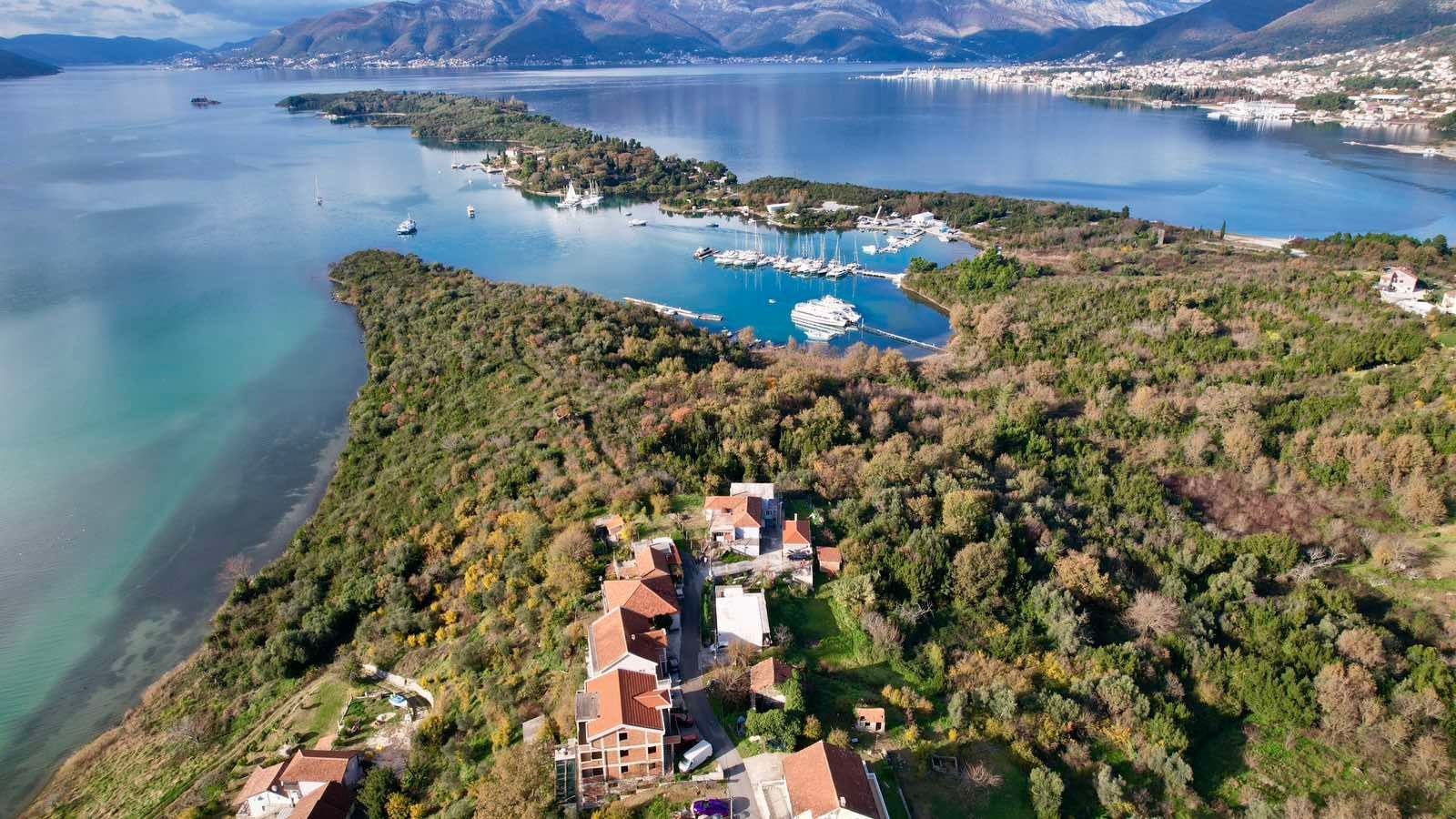 amforaproperty.com/Urbanizovan plac 3.789 m² s prelepim pogledom na more, Tivat-Mrčevac