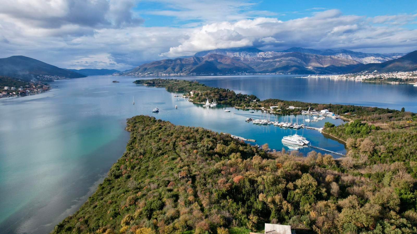 amforaproperty.com/Urbanizovan plac 3.789 m² s prelepim pogledom na more, Tivat-Mrčevac