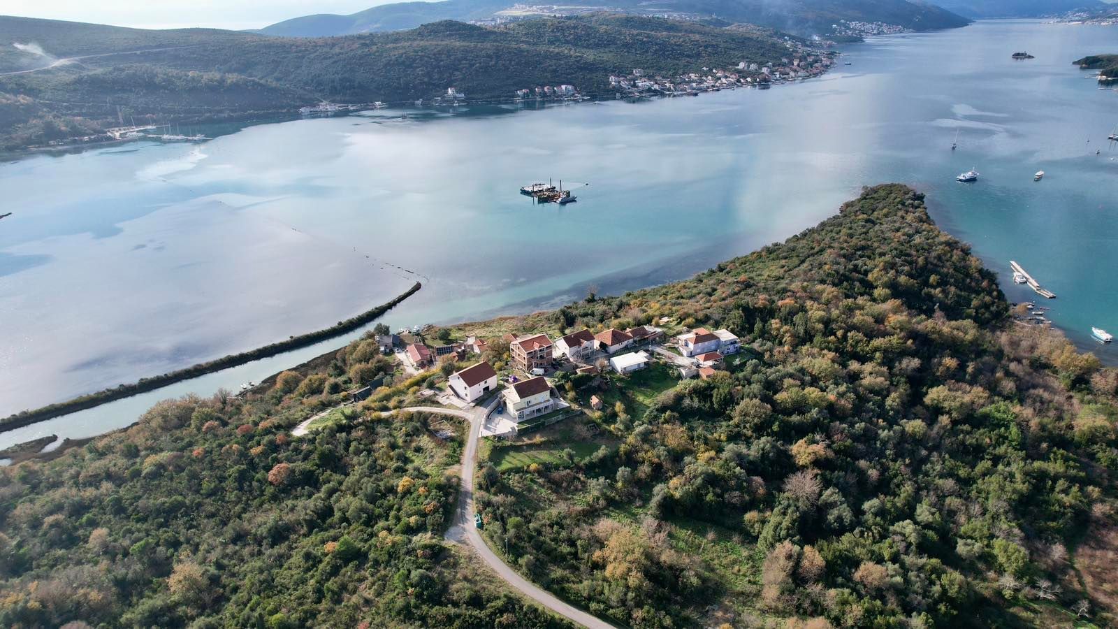 amforaproperty.com/Urbanizovan plac 3.789 m² s prelepim pogledom na more, Tivat-Mrčevac