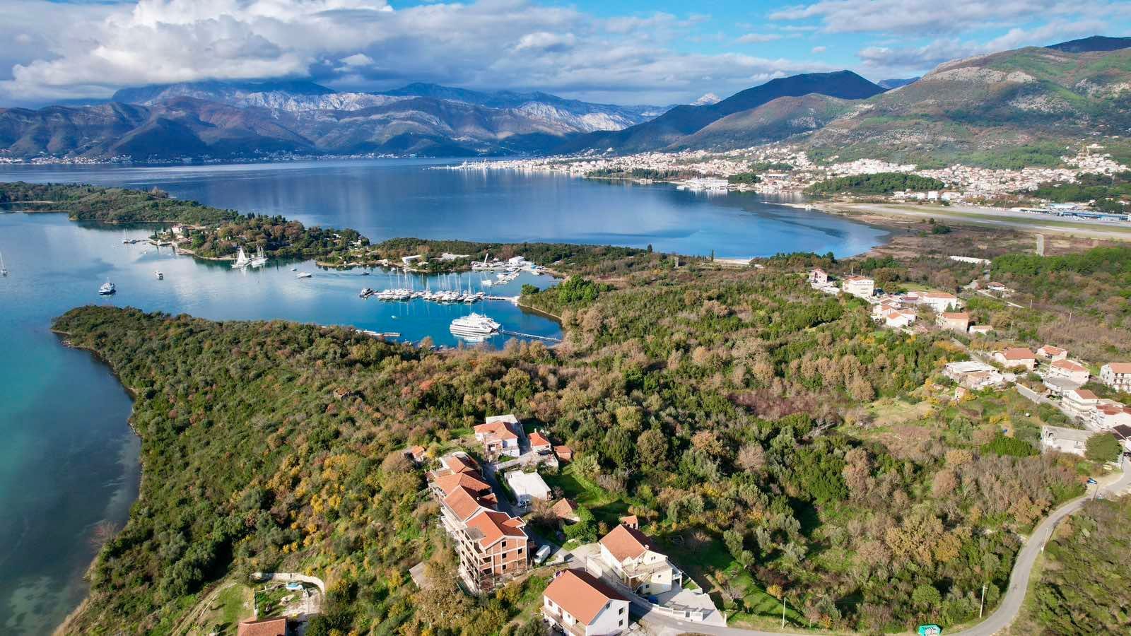 amforaproperty.com/Urbanizovan plac 3.789 m² s prelepim pogledom na more, Tivat-Mrčevac