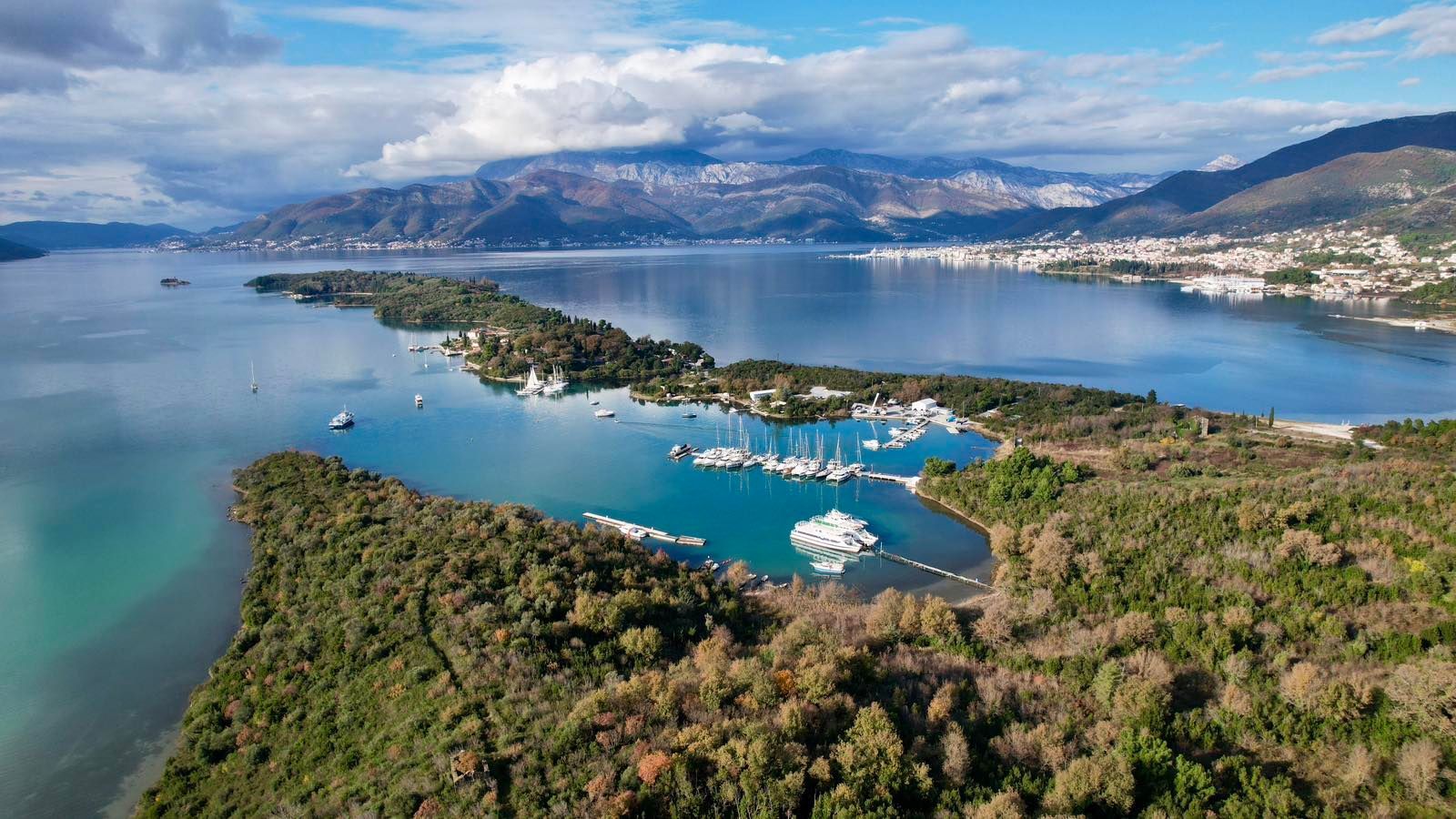 amforaproperty.com/Urbanizovan plac 3.789 m² s prelepim pogledom na more, Tivat-Mrčevac