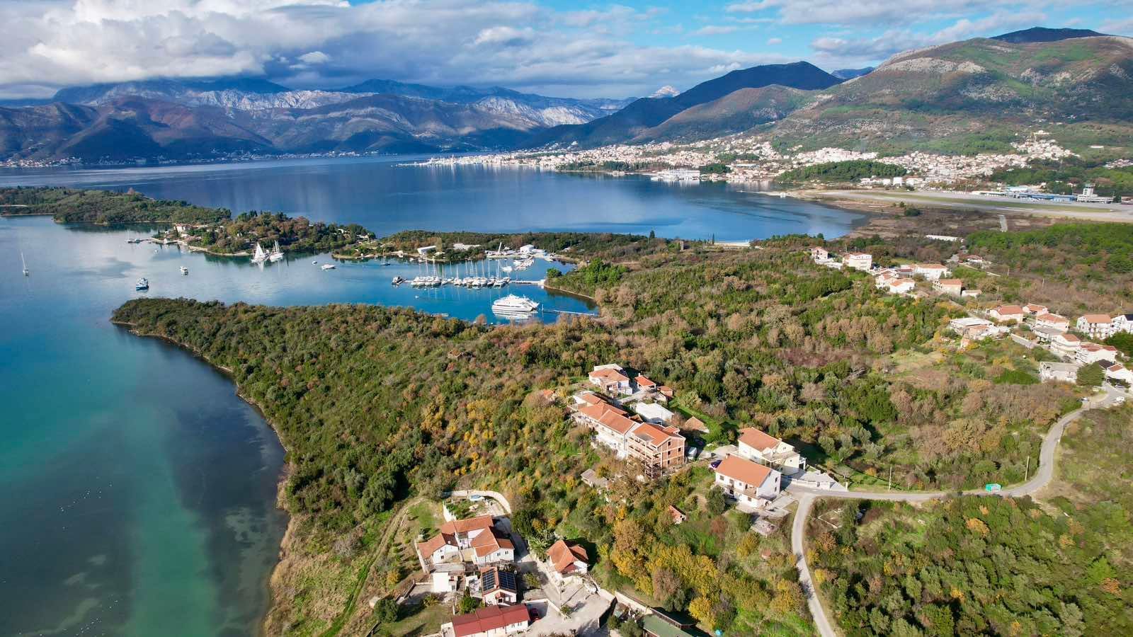 amforaproperty.com/Urbanizovan plac 3.789 m² s prelepim pogledom na more, Tivat-Mrčevac