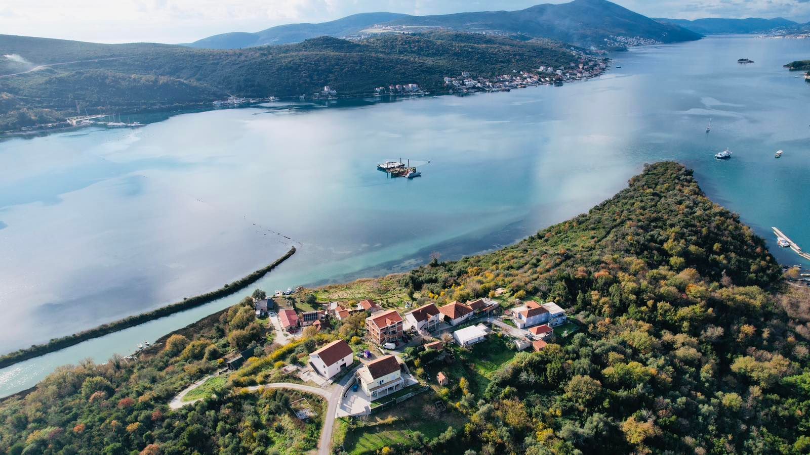 amforaproperty.com/Urbanizovan plac 3.789 m² s prelepim pogledom na more, Tivat-Mrčevac