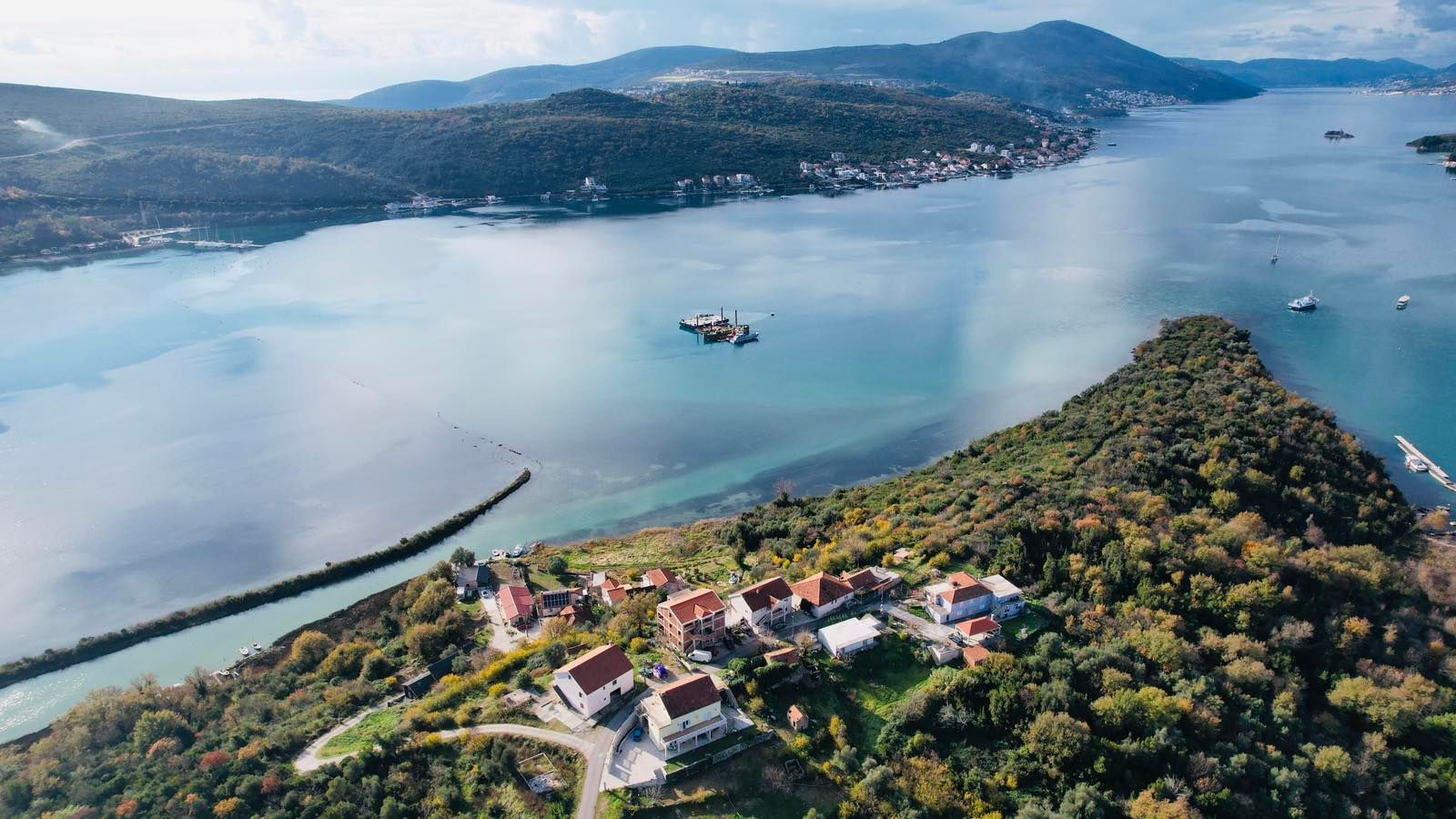 amforaproperty.com/Urbanizovan plac 3.789 m² s prelepim pogledom na more, Tivat-Mrčevac