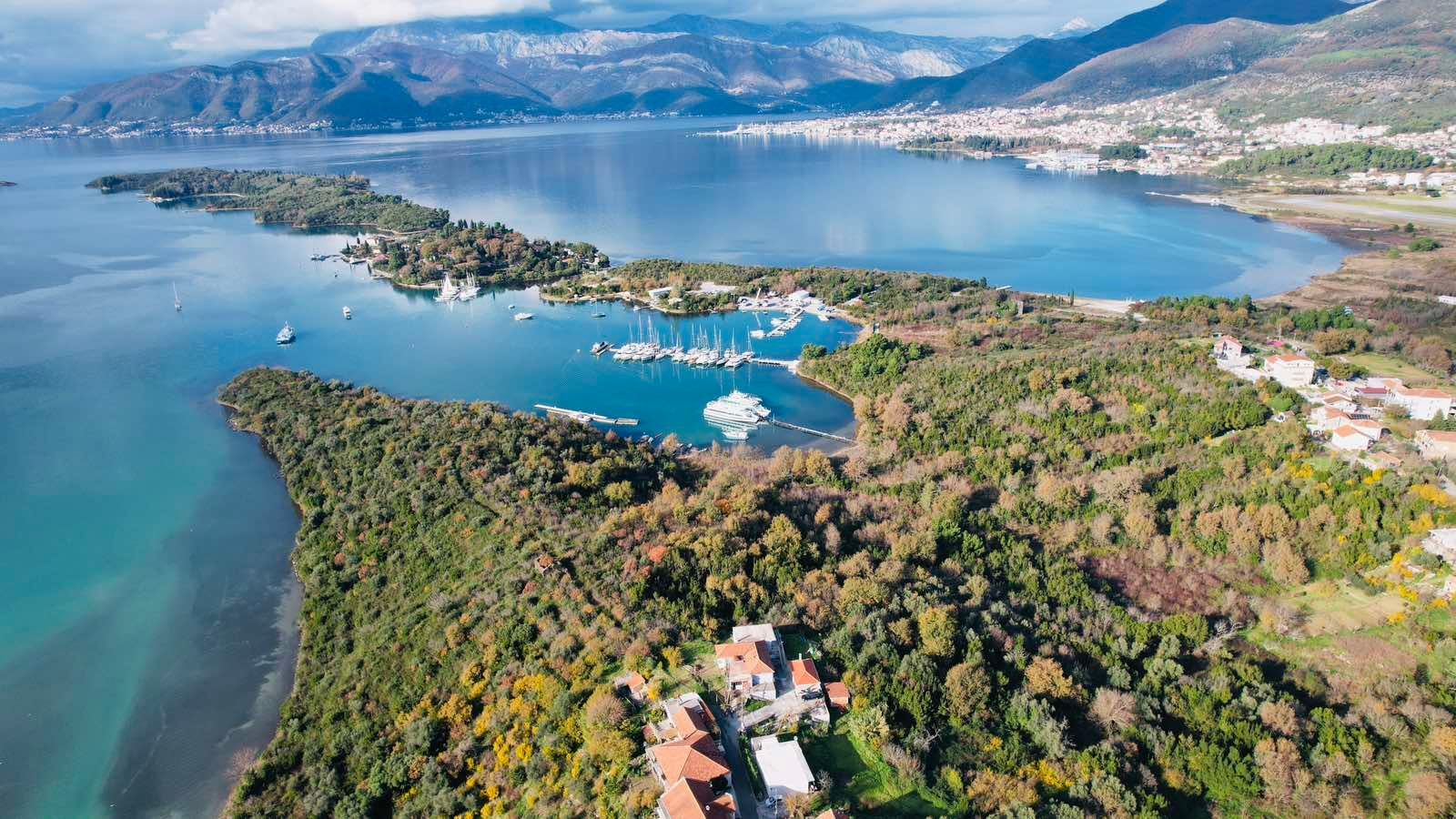 amforaproperty.com/Urbanizovan plac 3.789 m² s prelepim pogledom na more, Tivat-Mrčevac