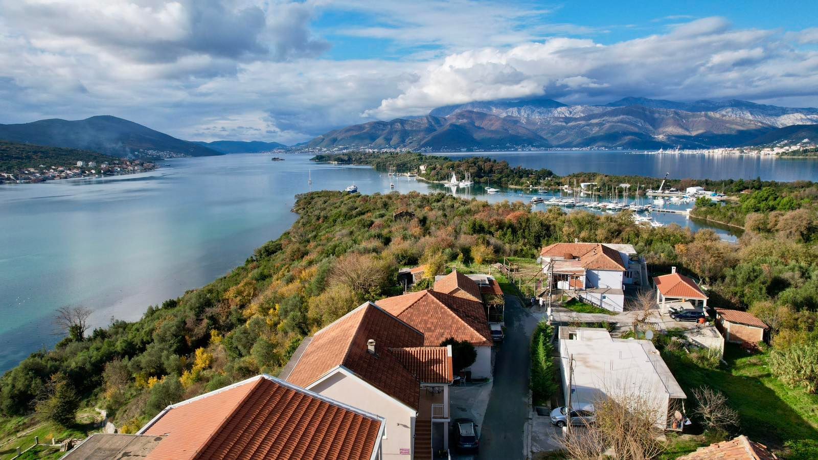 amforaproperty.com/Urbanizovan plac 3.789 m² s prelepim pogledom na more, Tivat-Mrčevac