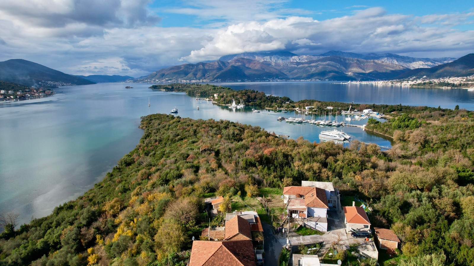 amforaproperty.com/Urbanizovan plac 3.789 m² s prelepim pogledom na more, Tivat-Mrčevac