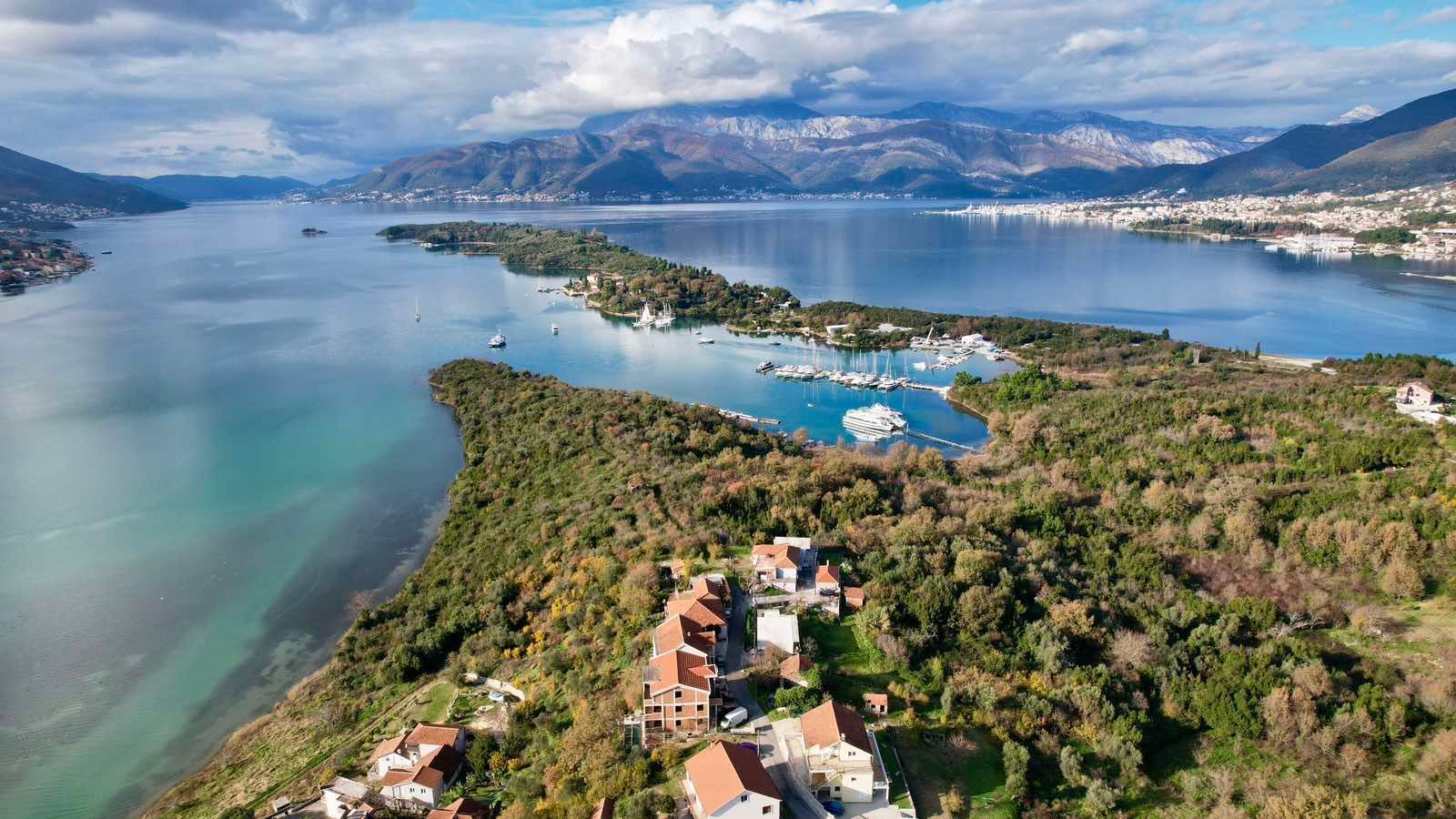 amforaproperty.com/Urbanizovan plac 3.789 m² s prelepim pogledom na more, Tivat-Mrčevac