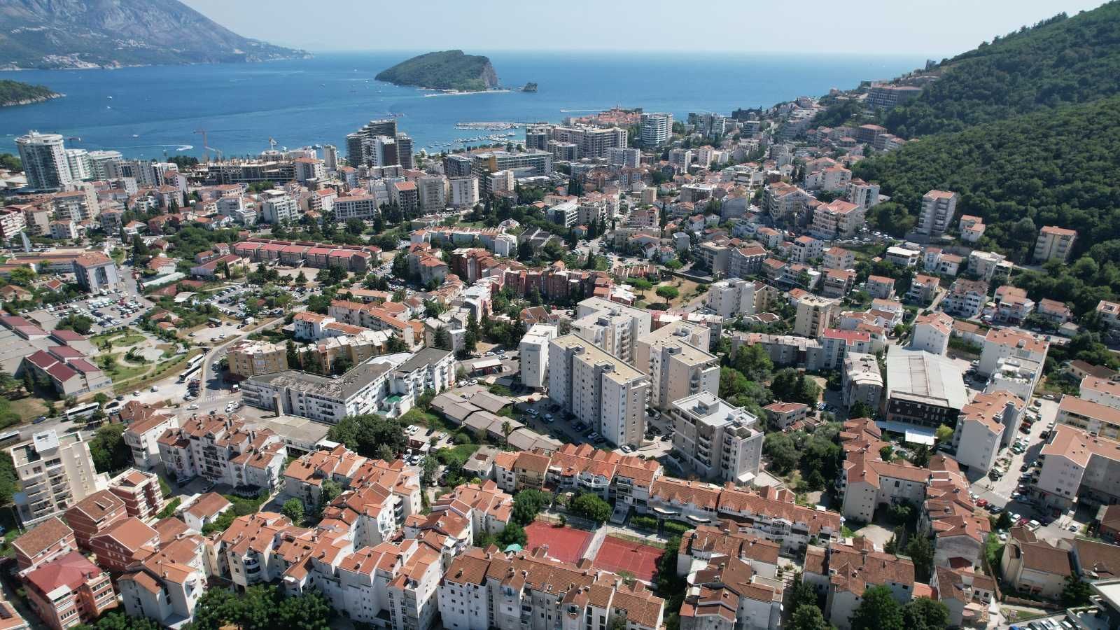 amforaproperty.com/Urbanizovani plac 3.000 m² sa projektom i pogledom na more, Budva – Izvanredna investiciona prilika!