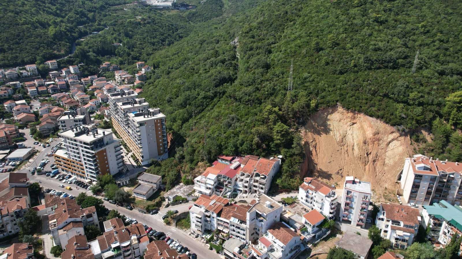 amforaproperty.com/Urbanizovani plac 3.000 m² sa projektom i pogledom na more, Budva – Izvanredna investiciona prilika!