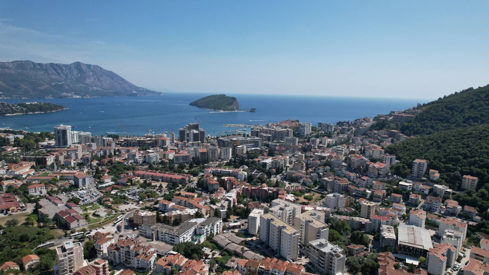 amforaproperty.com/Urbanizovani plac 3.000 m² sa projektom i pogledom na more, Budva – Izvanredna investiciona prilika!