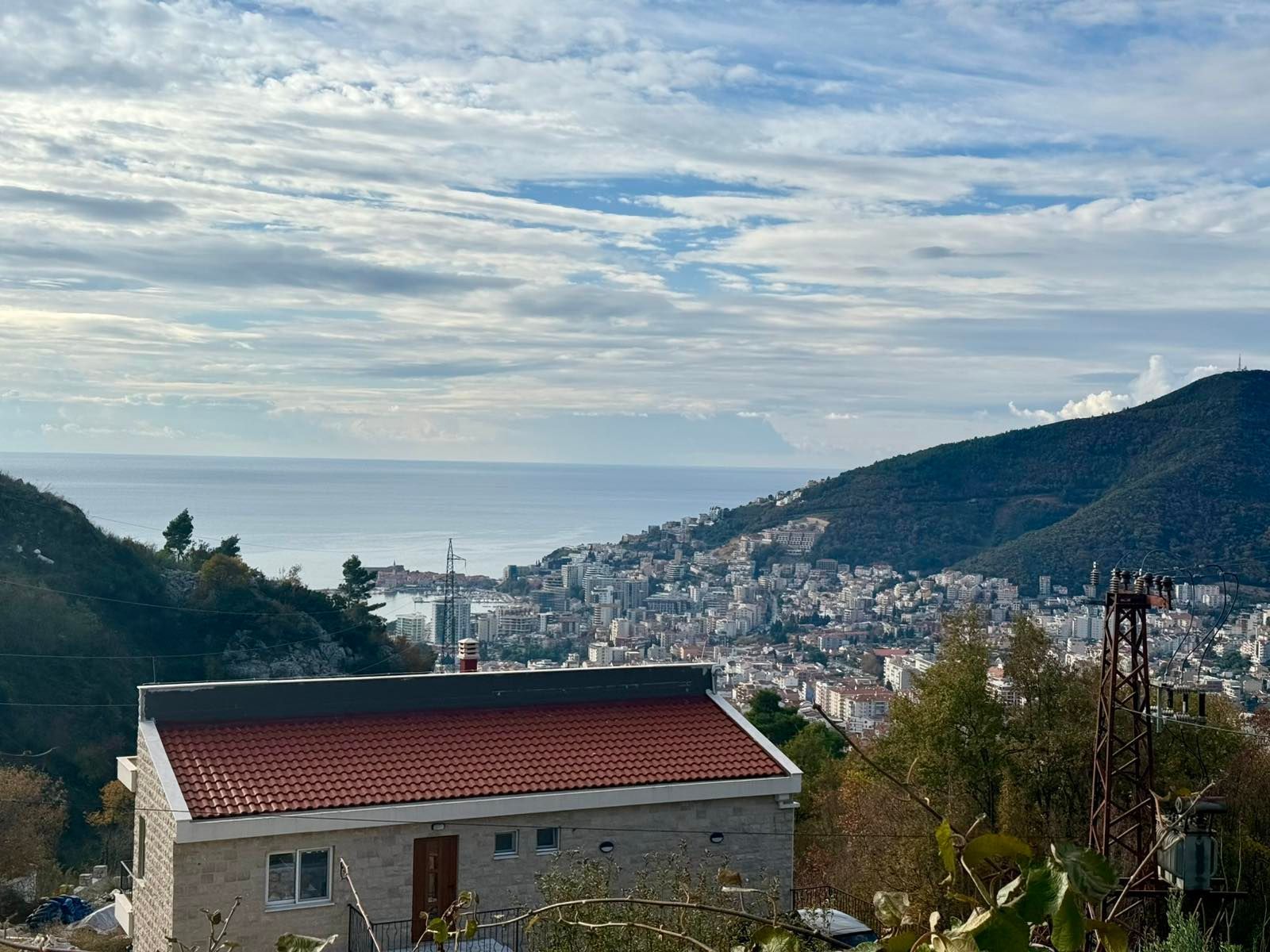 amforaproperty.com/Kuća 170 m² sa Urbanizovanim Zemljištem 1.690 m² za Izgradnju i Panoramskim Pogledom na More – Budva