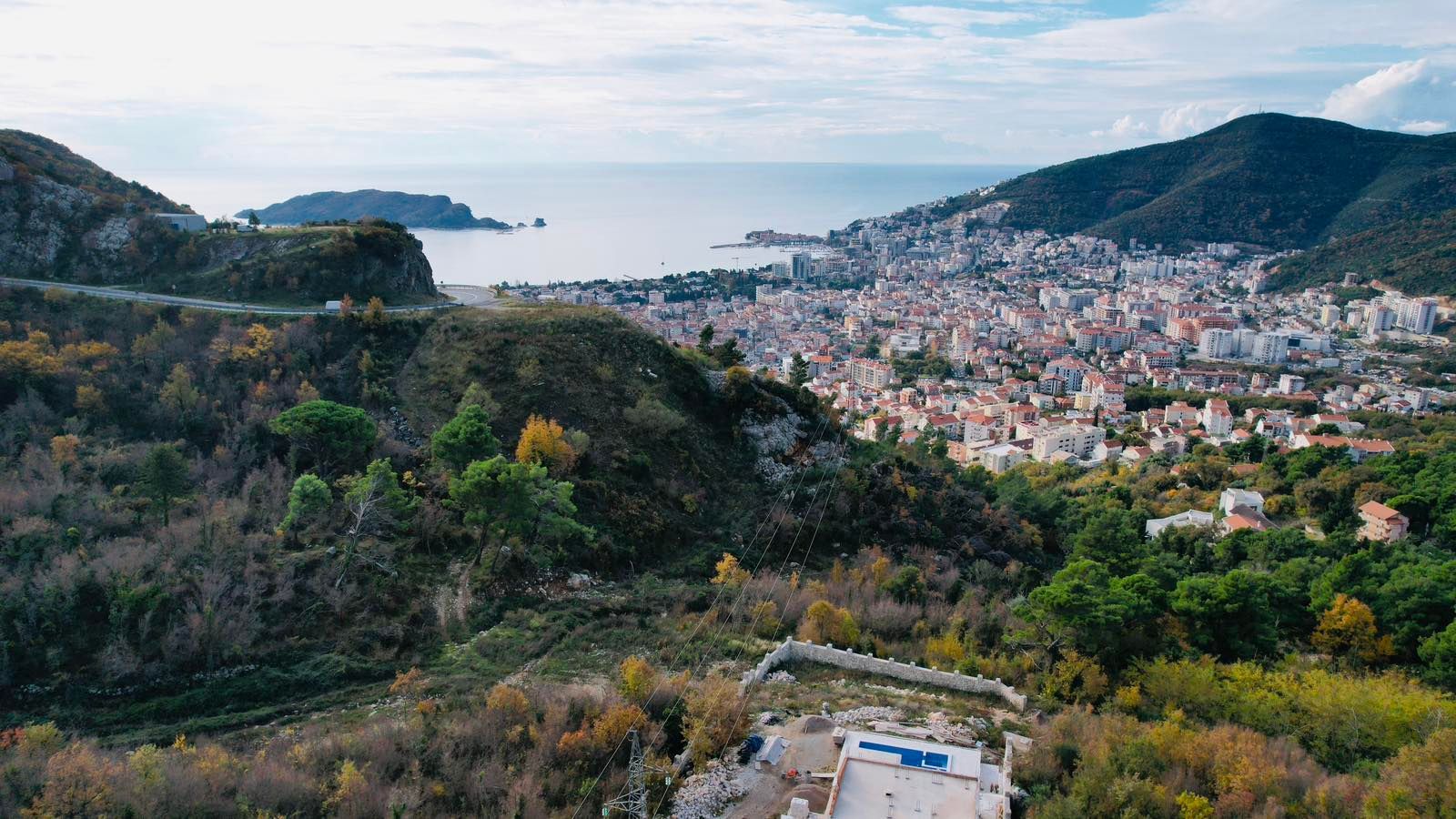 amforaproperty.com/Kuća 170 m² sa Urbanizovanim Zemljištem 1.690 m² za Izgradnju i Panoramskim Pogledom na More – Budva