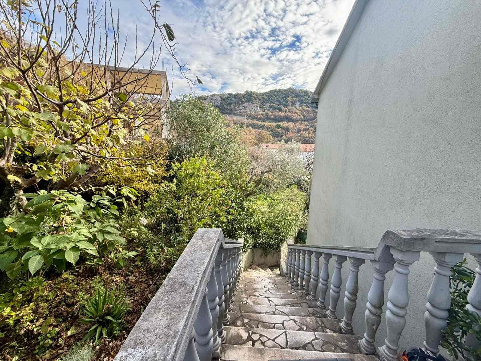 amforaproperty.com/Kuća 170 m² sa Urbanizovanim Zemljištem 1.690 m² za Izgradnju i Panoramskim Pogledom na More – Budva