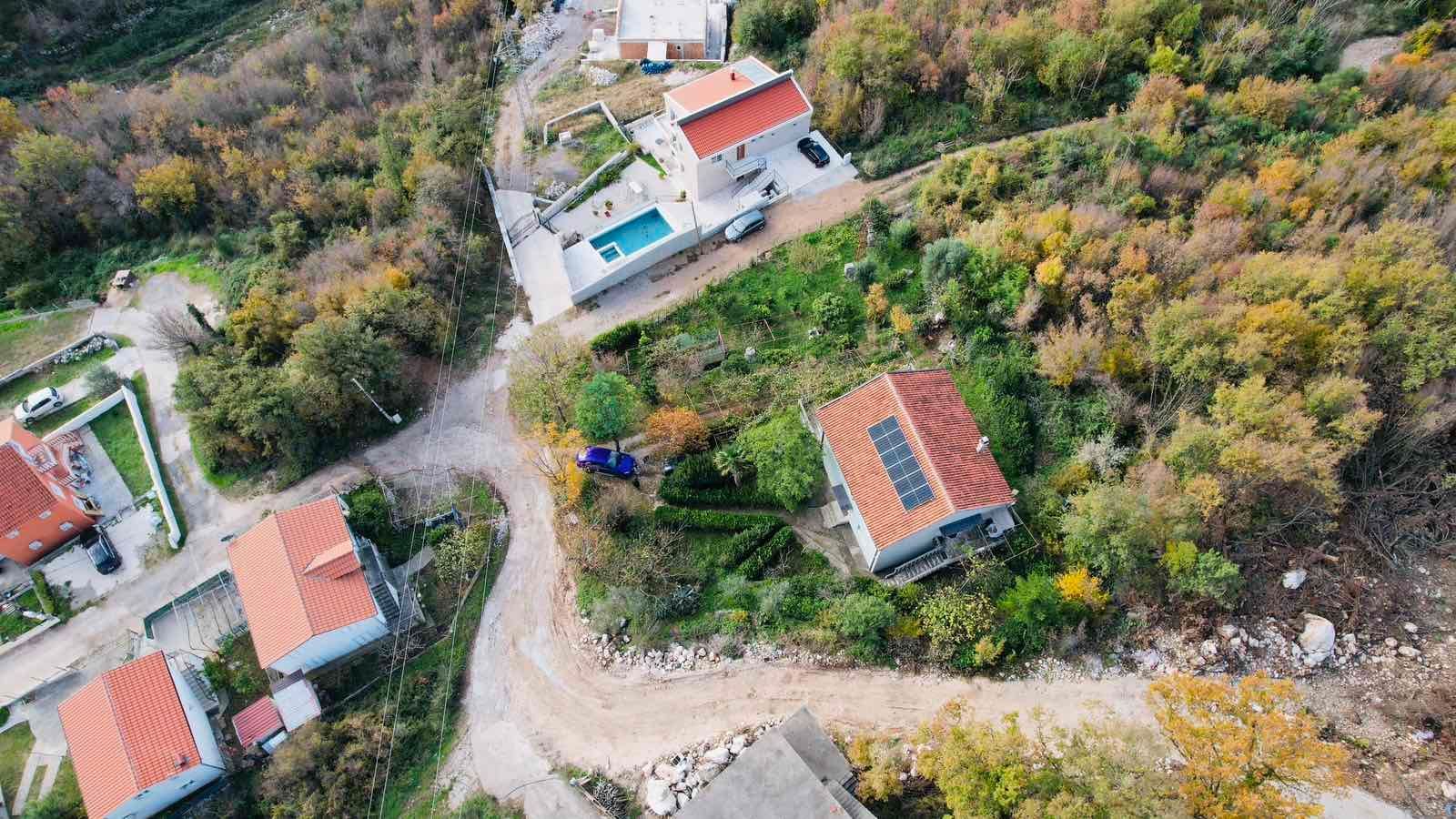 amforaproperty.com/Kuća 170 m² sa Urbanizovanim Zemljištem 1.690 m² za Izgradnju i Panoramskim Pogledom na More – Budva