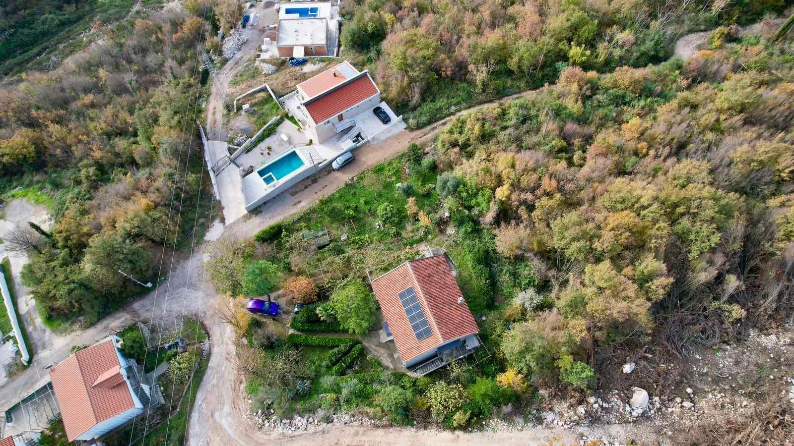 amforaproperty.com/Kuća 170 m² sa Urbanizovanim Zemljištem 1.690 m² za Izgradnju i Panoramskim Pogledom na More – Budva