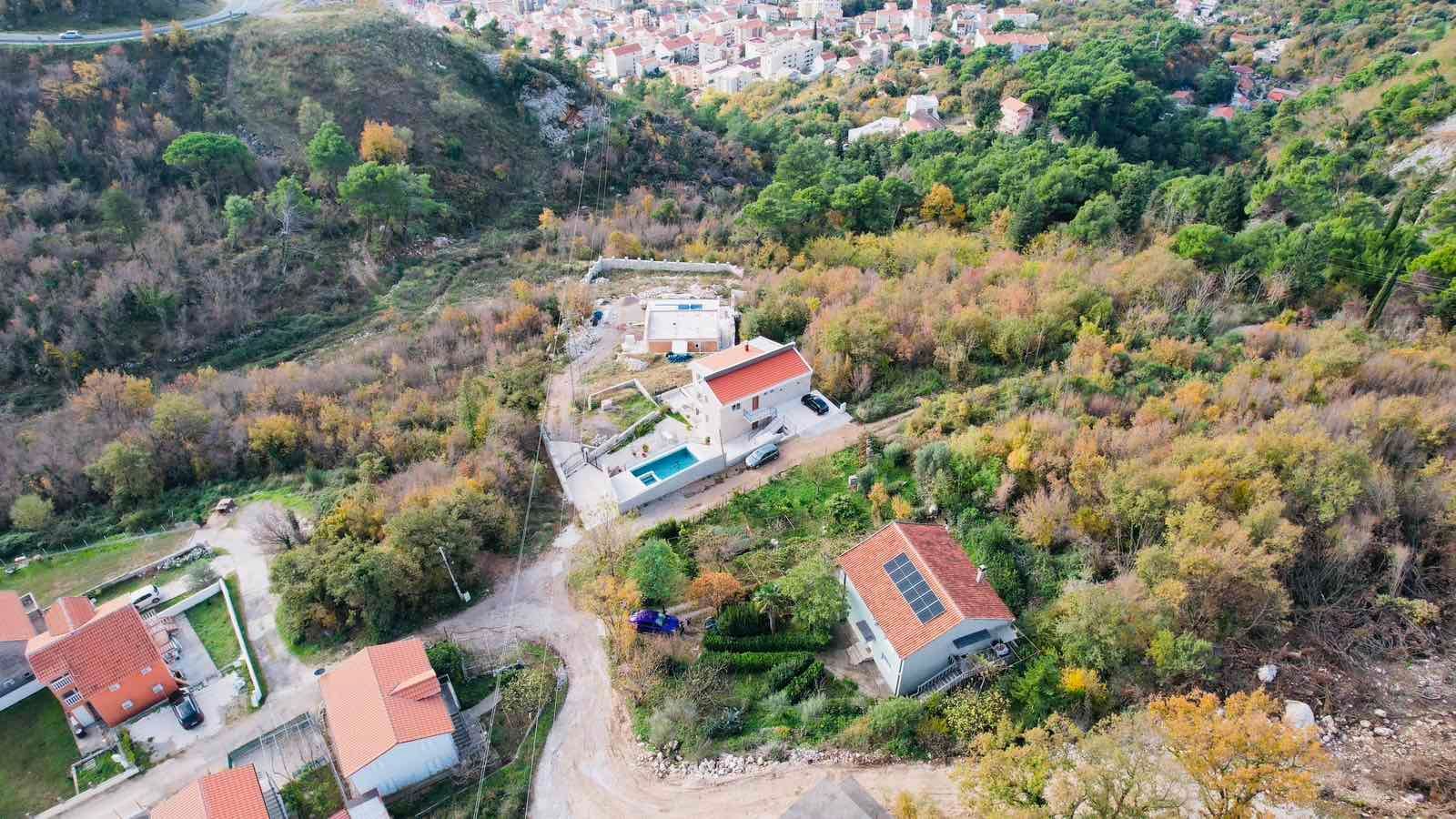 amforaproperty.com/Kuća 170 m² sa Urbanizovanim Zemljištem 1.690 m² za Izgradnju i Panoramskim Pogledom na More – Budva