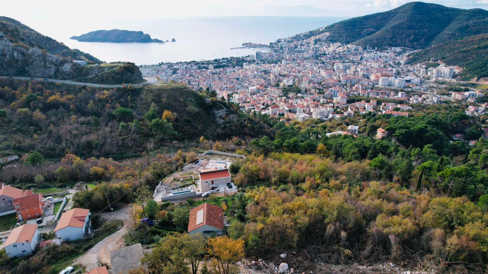 amforaproperty.com/Kuća 170 m² sa Urbanizovanim Zemljištem 1.690 m² za Izgradnju i Panoramskim Pogledom na More – Budva