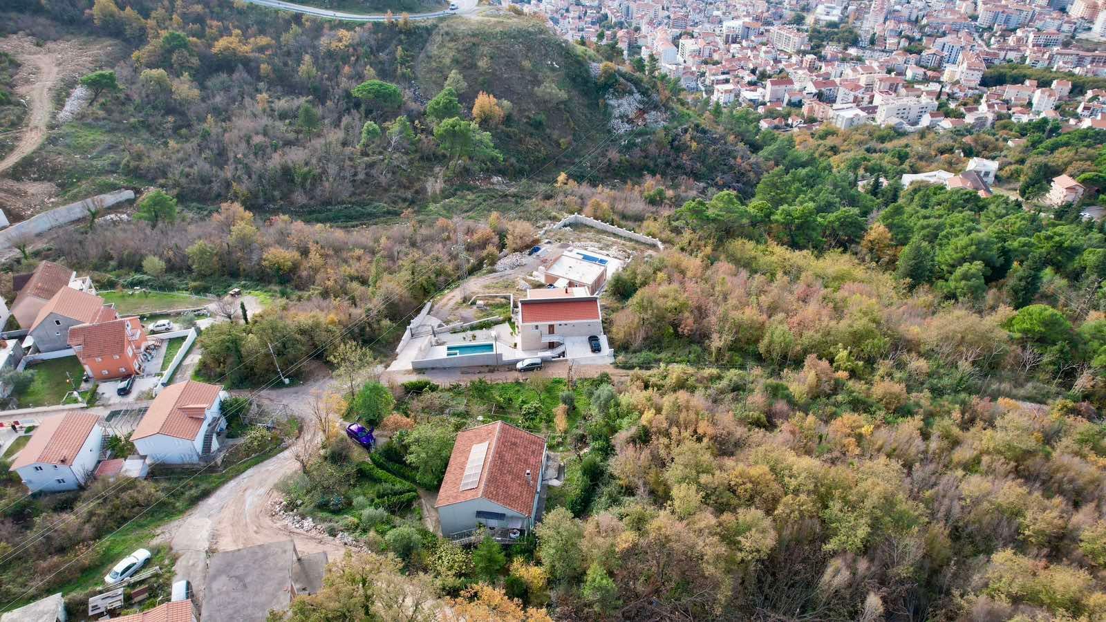 amforaproperty.com/Kuća 170 m² sa Urbanizovanim Zemljištem 1.690 m² za Izgradnju i Panoramskim Pogledom na More – Budva