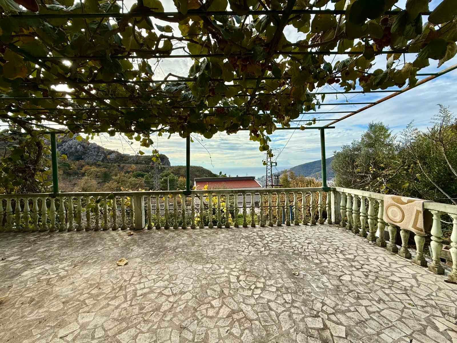 amforaproperty.com/Kuća 170 m² sa Urbanizovanim Zemljištem 1.690 m² za Izgradnju i Panoramskim Pogledom na More – Budva