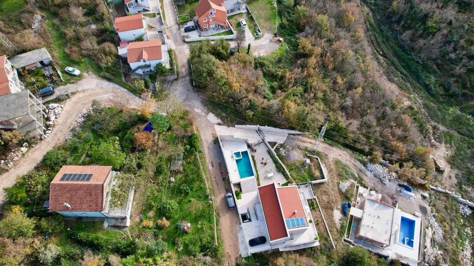 amforaproperty.com/Kuća 170 m² sa Urbanizovanim Zemljištem 1.690 m² za Izgradnju i Panoramskim Pogledom na More – Budva