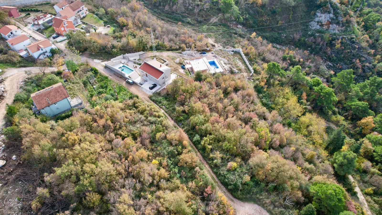 amforaproperty.com/Kuća 170 m² sa Urbanizovanim Zemljištem 1.690 m² za Izgradnju i Panoramskim Pogledom na More – Budva