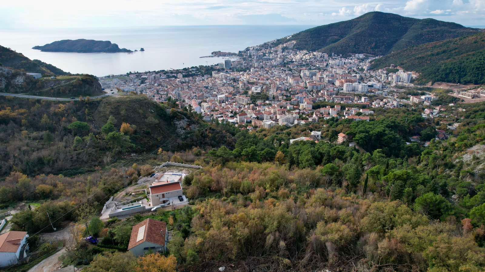 amforaproperty.com/Kuća 170 m² sa Urbanizovanim Zemljištem 1.690 m² za Izgradnju i Panoramskim Pogledom na More – Budva