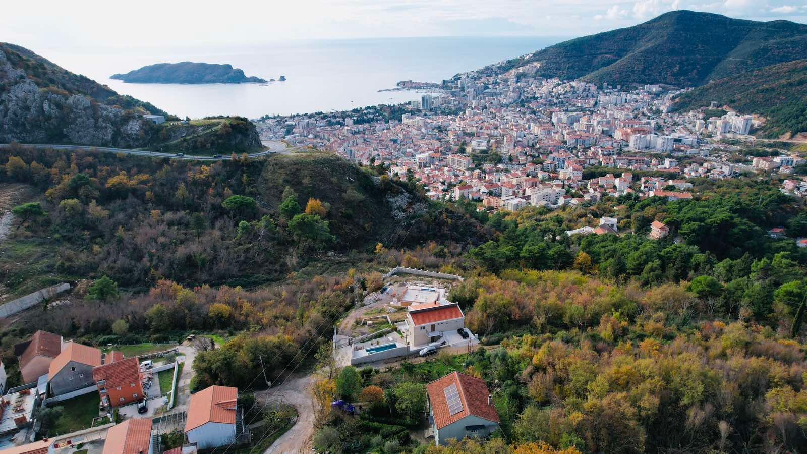 amforaproperty.com/Kuća 170 m² sa Urbanizovanim Zemljištem 1.690 m² za Izgradnju i Panoramskim Pogledom na More – Budva