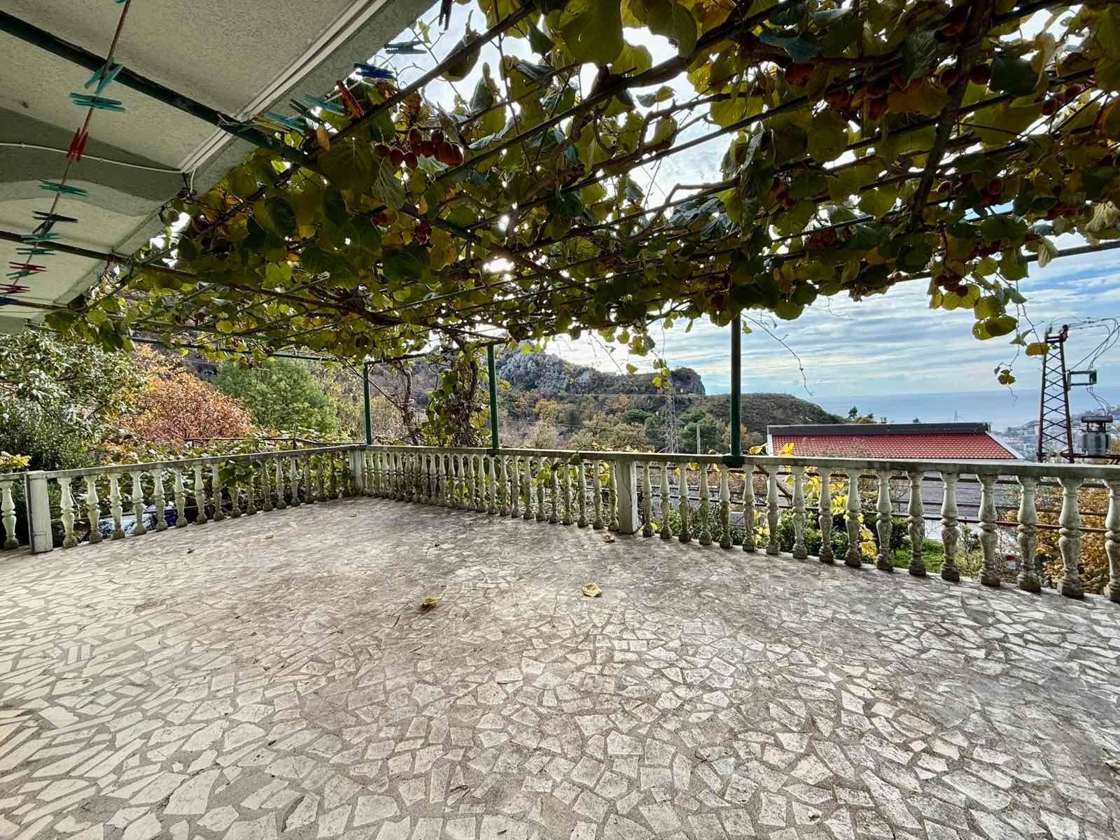 amforaproperty.com/Kuća 170 m² sa Urbanizovanim Zemljištem 1.690 m² za Izgradnju i Panoramskim Pogledom na More – Budva