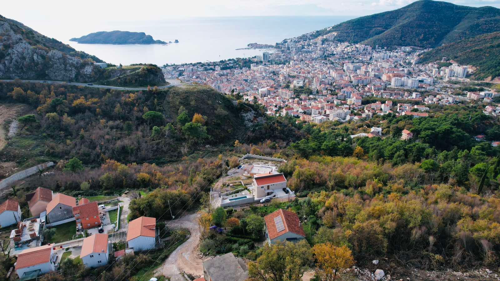 amforaproperty.com/Kuća 170 m² sa Urbanizovanim Zemljištem 1.690 m² za Izgradnju i Panoramskim Pogledom na More – Budva