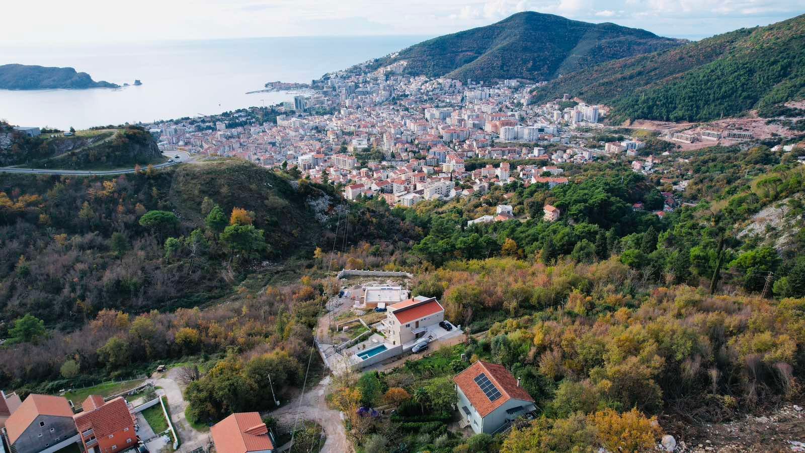 amforaproperty.com/Kuća 170 m² sa Urbanizovanim Zemljištem 1.690 m² za Izgradnju i Panoramskim Pogledom na More – Budva