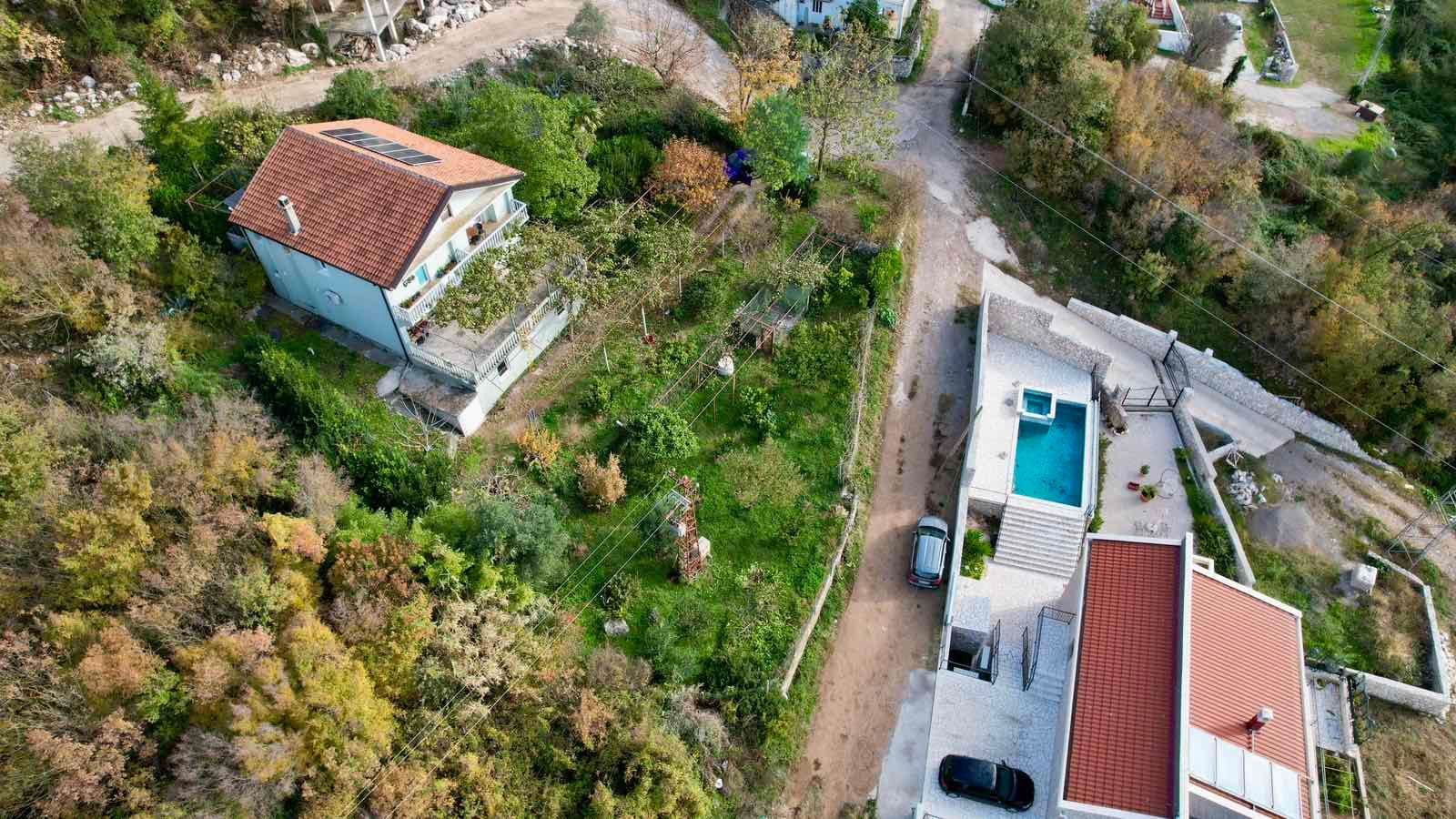 amforaproperty.com/Kuća 170 m² sa Urbanizovanim Zemljištem 1.690 m² za Izgradnju i Panoramskim Pogledom na More – Budva