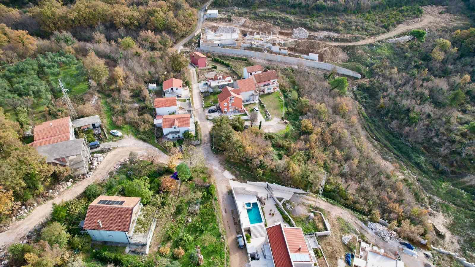 amforaproperty.com/Kuća 170 m² sa Urbanizovanim Zemljištem 1.690 m² za Izgradnju i Panoramskim Pogledom na More – Budva