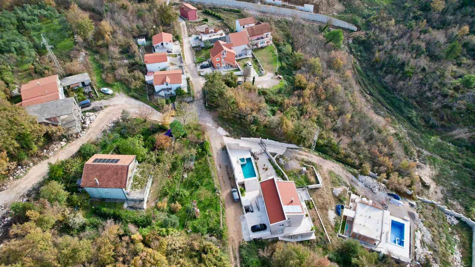 amforaproperty.com/Kuća 170 m² sa Urbanizovanim Zemljištem 1.690 m² za Izgradnju i Panoramskim Pogledom na More – Budva