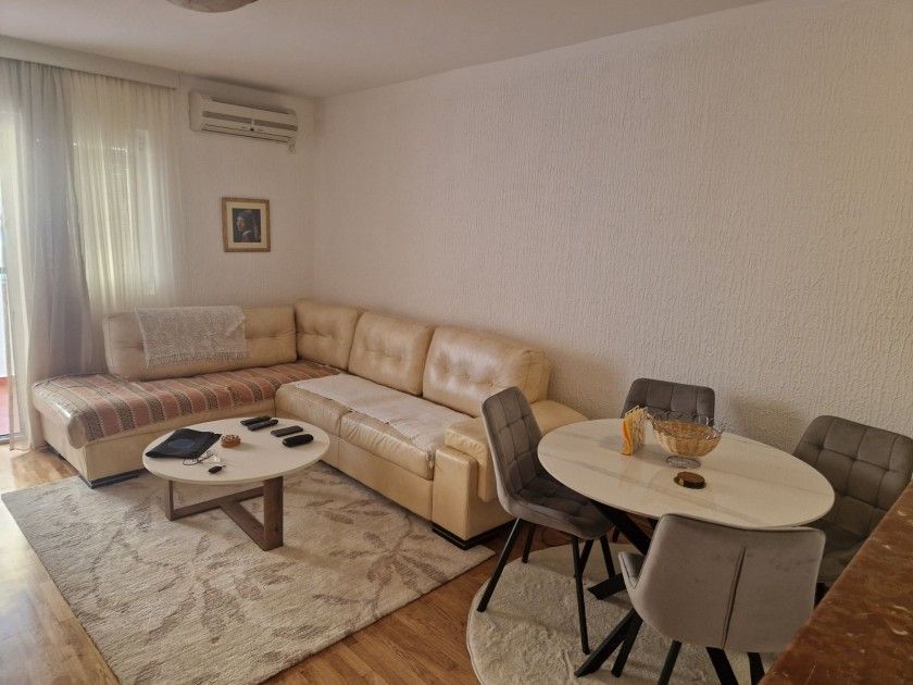 amforaproperty.com/Izdaje se dvosoban, potpuno namešten stan površine 60 m² u naselju Babilonija, Budva (Na duzi period)