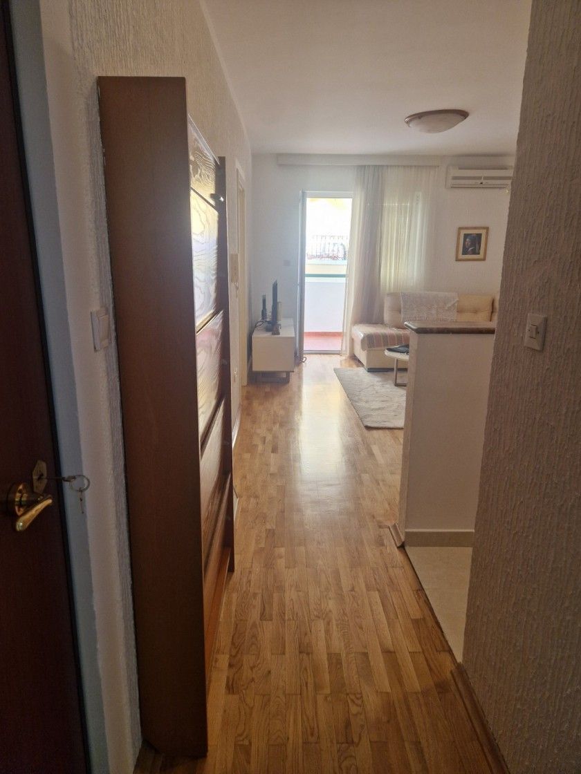 amforaproperty.com/Izdaje se dvosoban, potpuno namešten stan površine 60 m² u naselju Babilonija, Budva (Na duzi period)