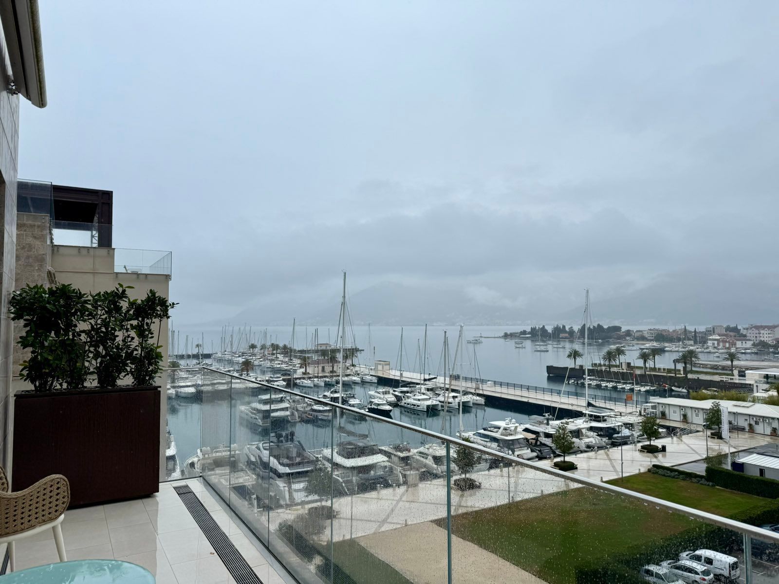 amforaproperty.com/Jednosoban apartman 68 m² sa predivnim pogledom na more u prvom redu – Regent, Porto Montenegro, Tivat