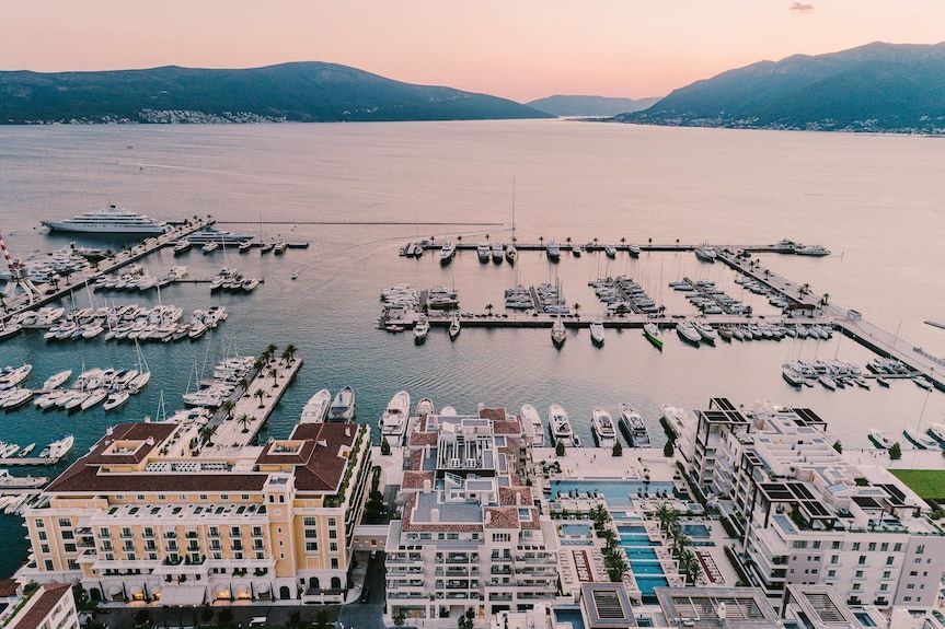 amforaproperty.com/Jednosoban apartman 68 m² sa predivnim pogledom na more u prvom redu – Regent, Porto Montenegro, Tivat