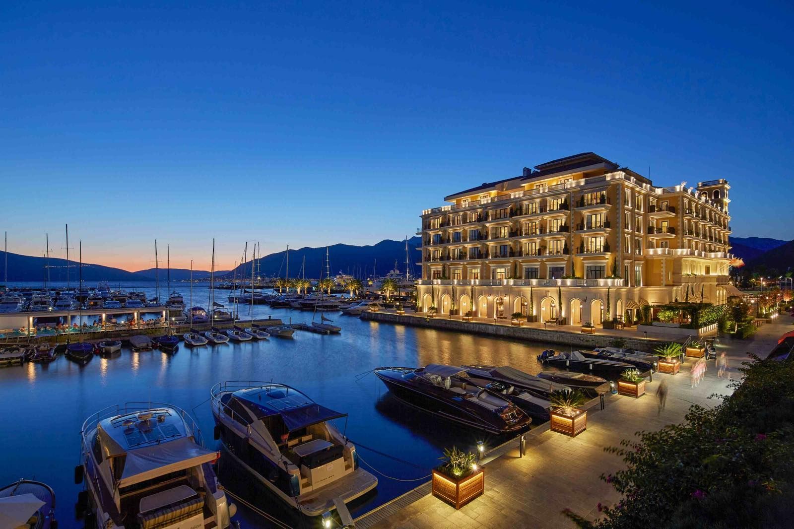 amforaproperty.com/Jednosoban apartman 68 m² sa predivnim pogledom na more u prvom redu – Regent, Porto Montenegro, Tivat