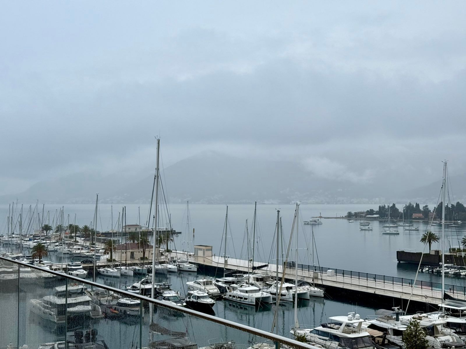 amforaproperty.com/Jednosoban apartman 68 m² sa predivnim pogledom na more u prvom redu – Regent, Porto Montenegro, Tivat