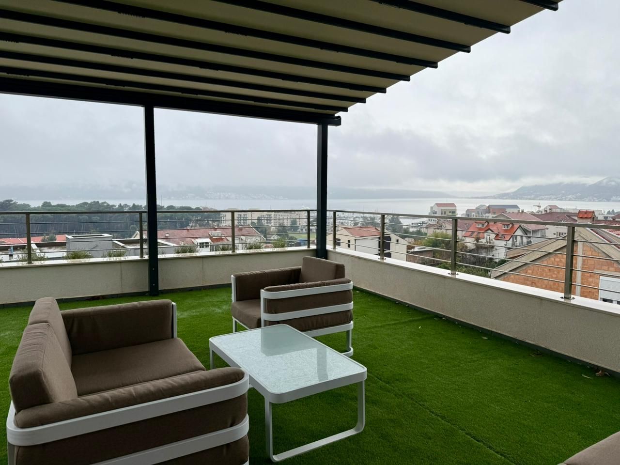 amforaproperty.com/Luksuzan jednosoban penthouse 62m² sa spektakularnim panoramskim pogledom na more, u prestižnom kompleksu sa bazenom, Tivat