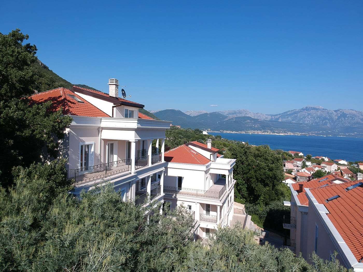 amforaproperty.com/Dupleks apartman 121.7m2 + 42.6m2 terase u luksuznom kompleksu u naselju Đenovići, Herceg Novi.