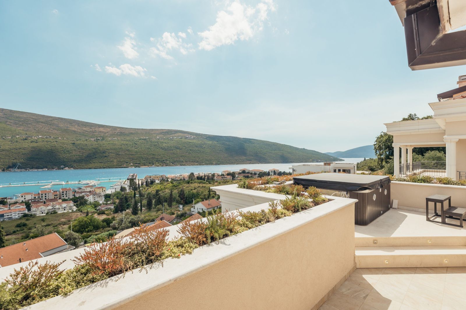 amforaproperty.com/Dupleks apartman 121.7m2 + 42.6m2 terase u luksuznom kompleksu u naselju Đenovići, Herceg Novi.