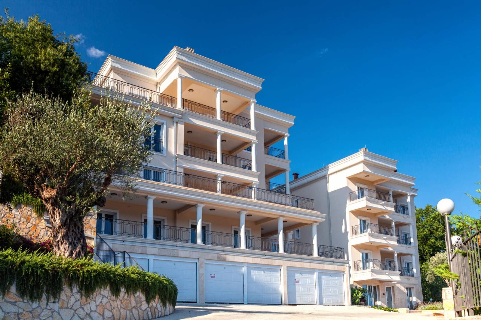 amforaproperty.com/Dupleks apartman 121.7m2 + 42.6m2 terase u luksuznom kompleksu u naselju Đenovići, Herceg Novi.