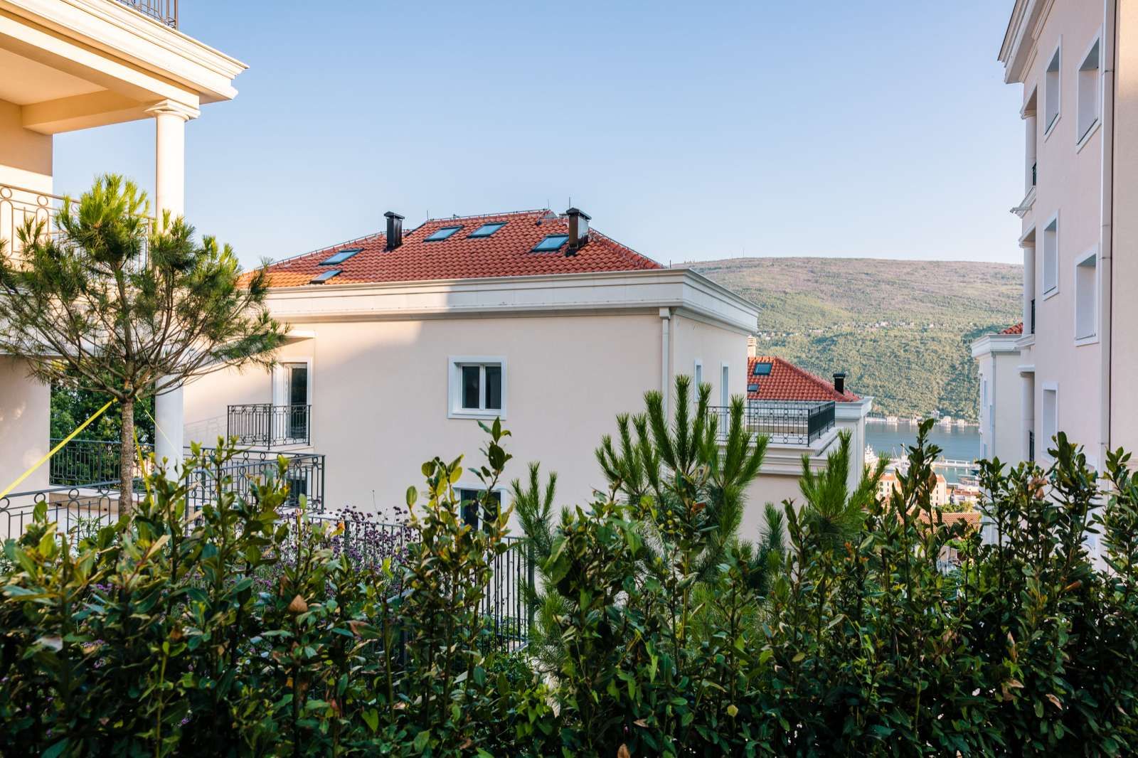 amforaproperty.com/Dupleks apartman 121.7m2 + 42.6m2 terase u luksuznom kompleksu u naselju Đenovići, Herceg Novi.