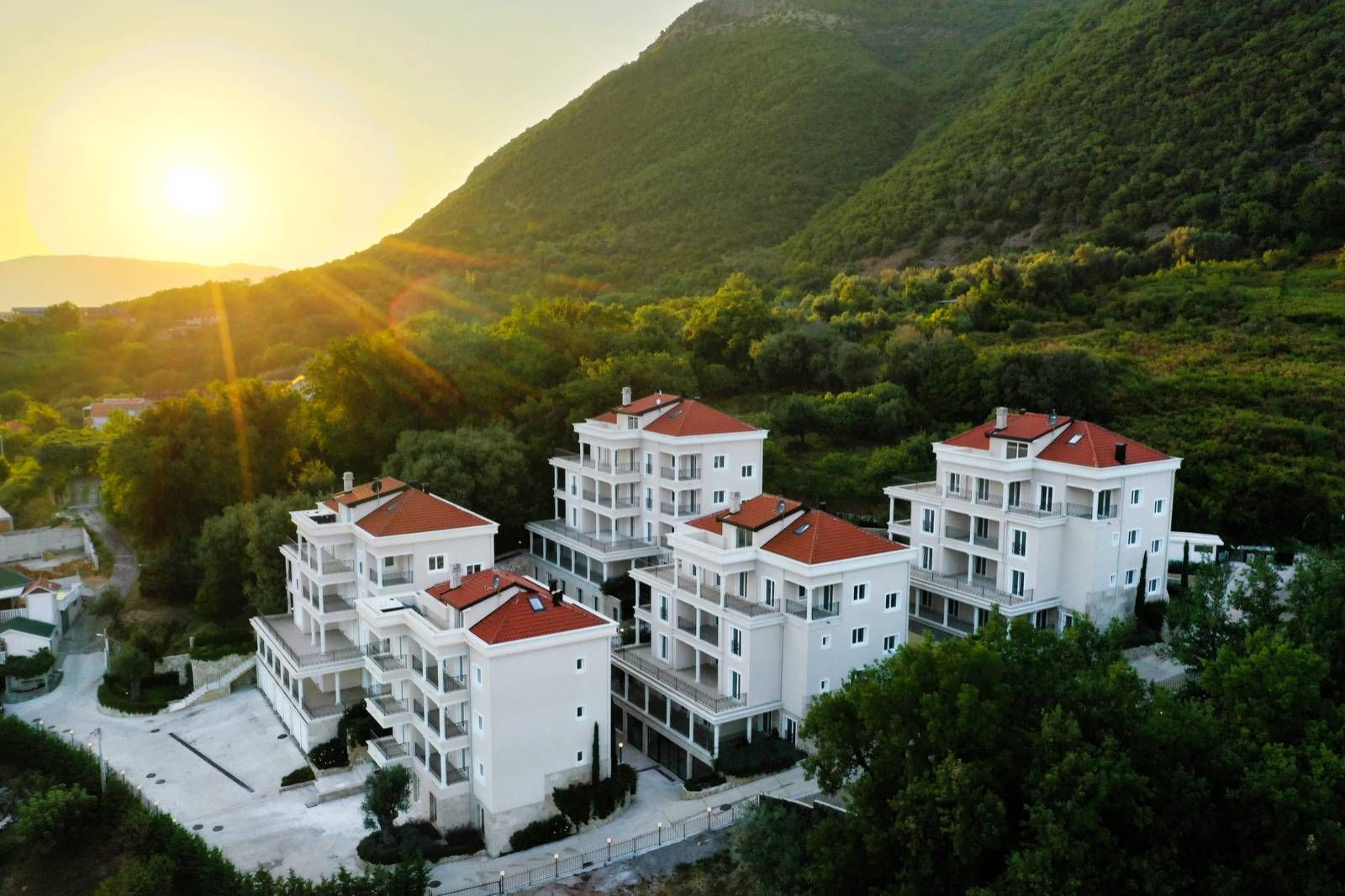 amforaproperty.com/Dupleks apartman 121.7m2 + 42.6m2 terase u luksuznom kompleksu u naselju Đenovići, Herceg Novi.